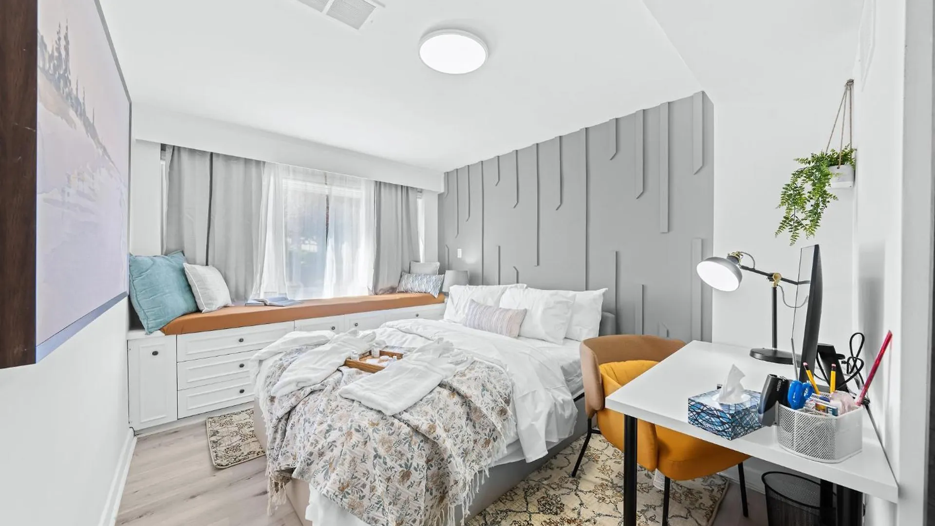 Toronto Spacious Room, Parking, Smart Monitor