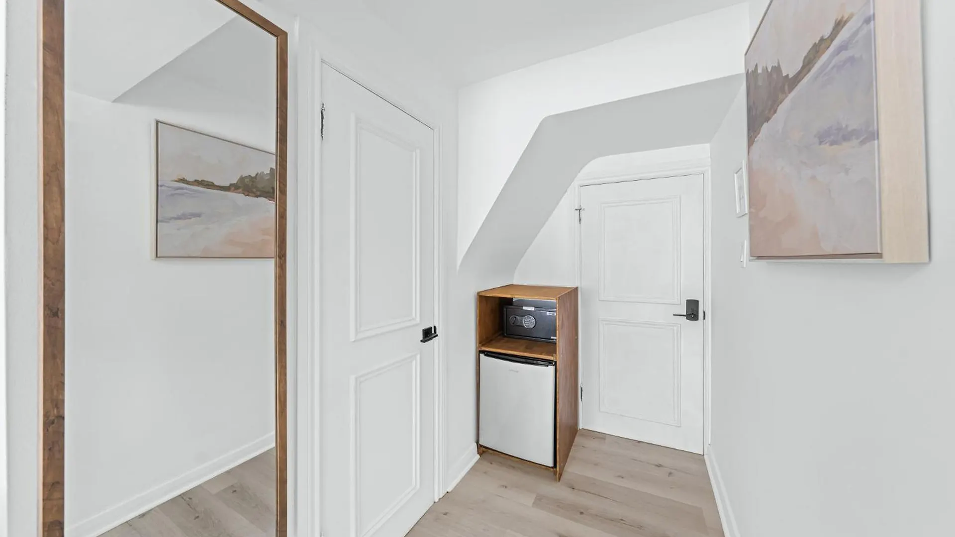 Homestay Toronto Spacious Room, Parking, Smart Monitor