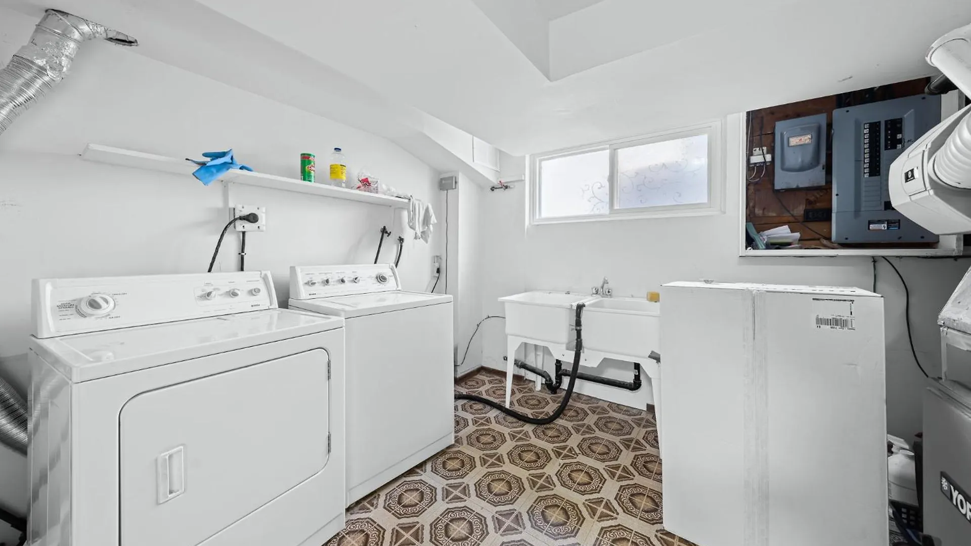 Homestay Toronto Spacious Room, Parking, Smart Monitor