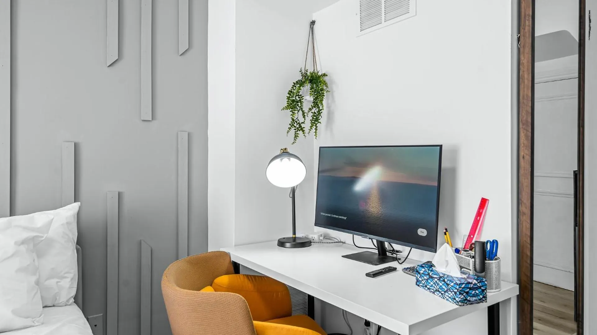 Toronto Spacious Room, Parking, Smart Monitor Homestay