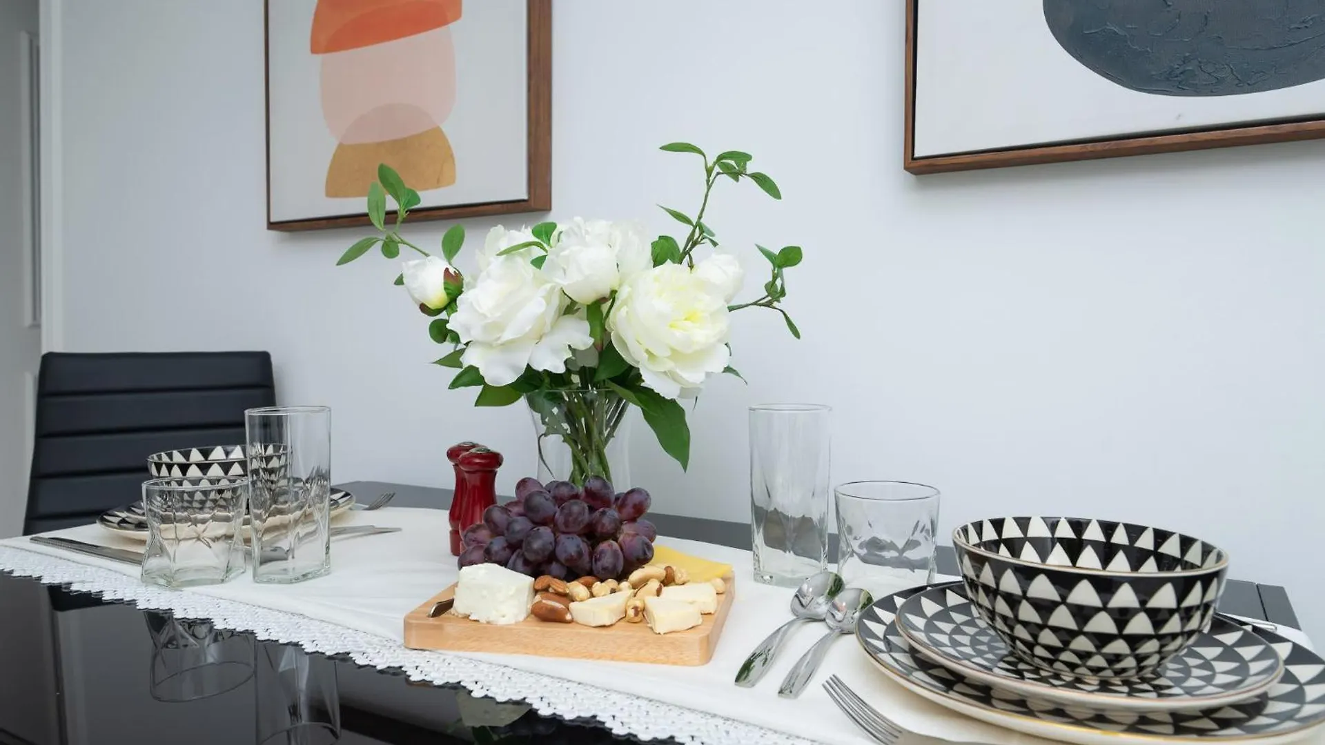 Homestay Toronto Spacious Room, Parking, Smart Monitor Canada