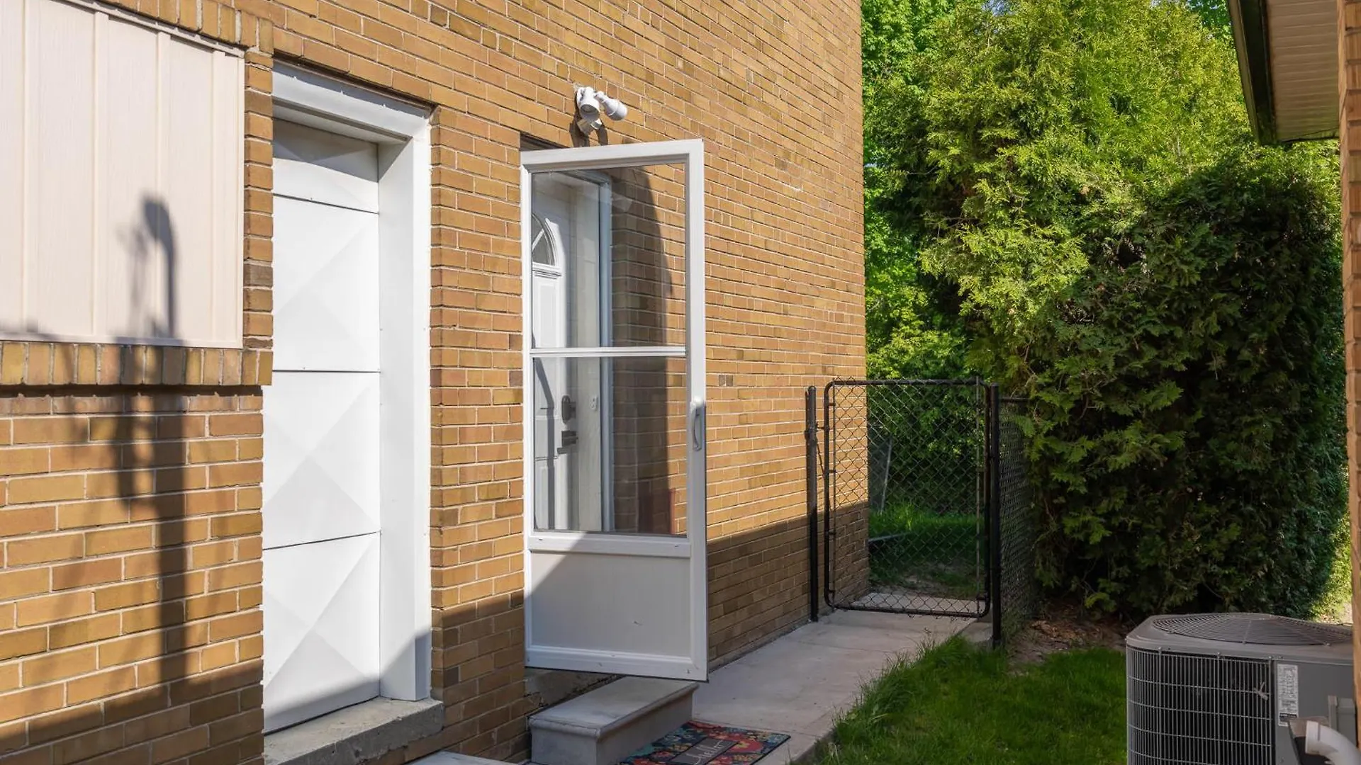 Toronto Spacious Room, Parking, Smart Monitor Homestay